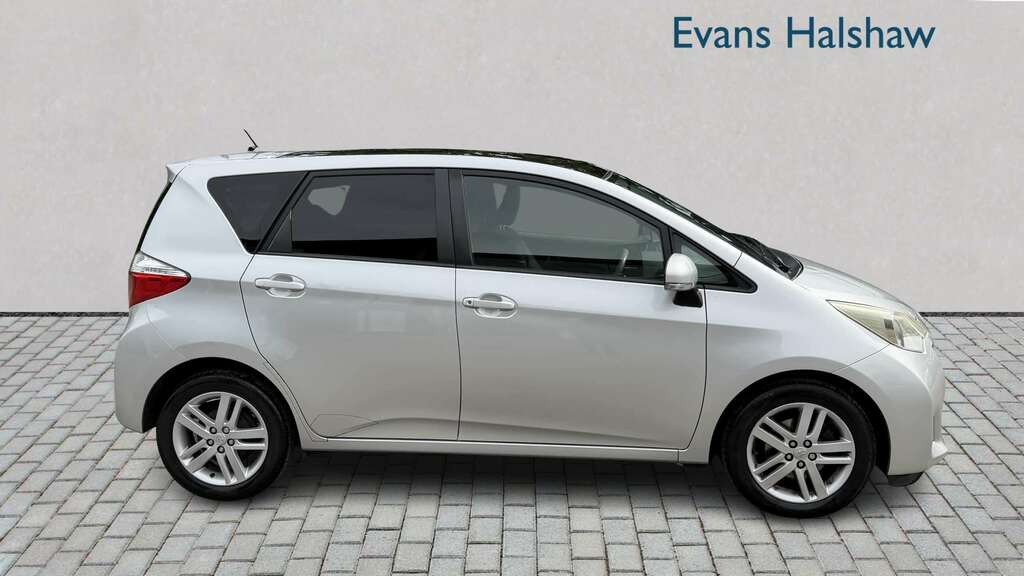 Toyota Verso-S 1.33 Dual Vvt-i T Spirit 2011 Silver #2