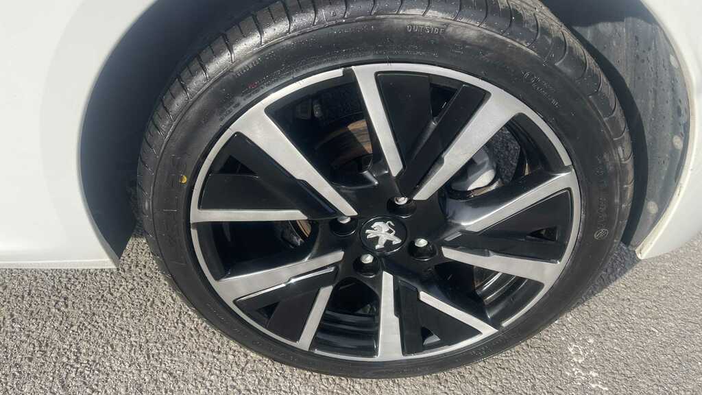 Peugeot 208 1.2 Puretech 100 Allure Premium 2020 FN70RVF White #3
