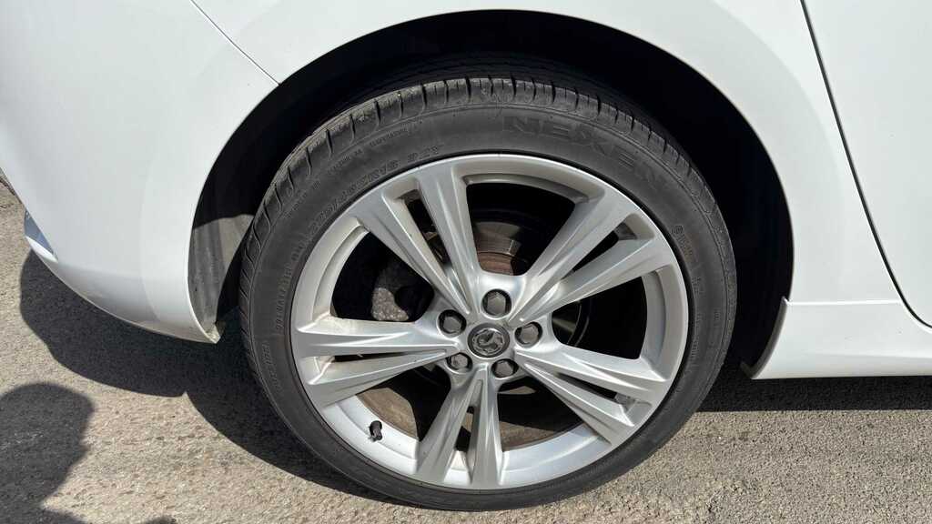 Vauxhall Astra 1.4T 16V 150 Sri Vx-line 2019 CT19BGZ White #4