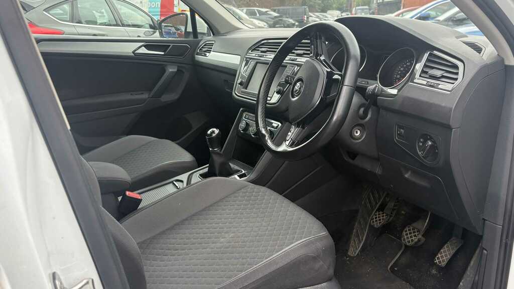 Volkswagen Tiguan 2.0 Tdi 150 Se Nav 2017 PK17ZYU White #5