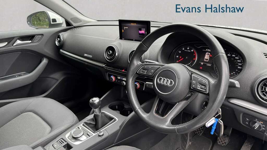 Audi A3 1.4 Tfsi Se 2017 White #2