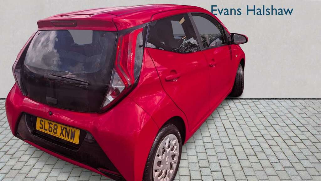 Toyota Aygo 1.0 Vvt-i X-play 2018 SL68XNW Red #4