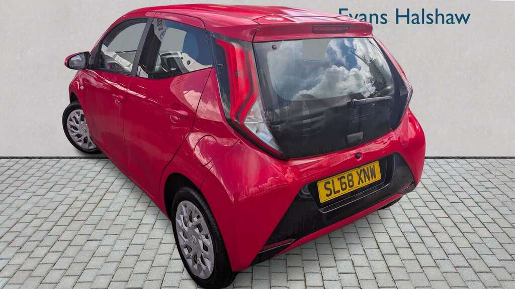 Toyota Aygo 1.0 Vvt-i X-play 2018 SL68XNW Red #3