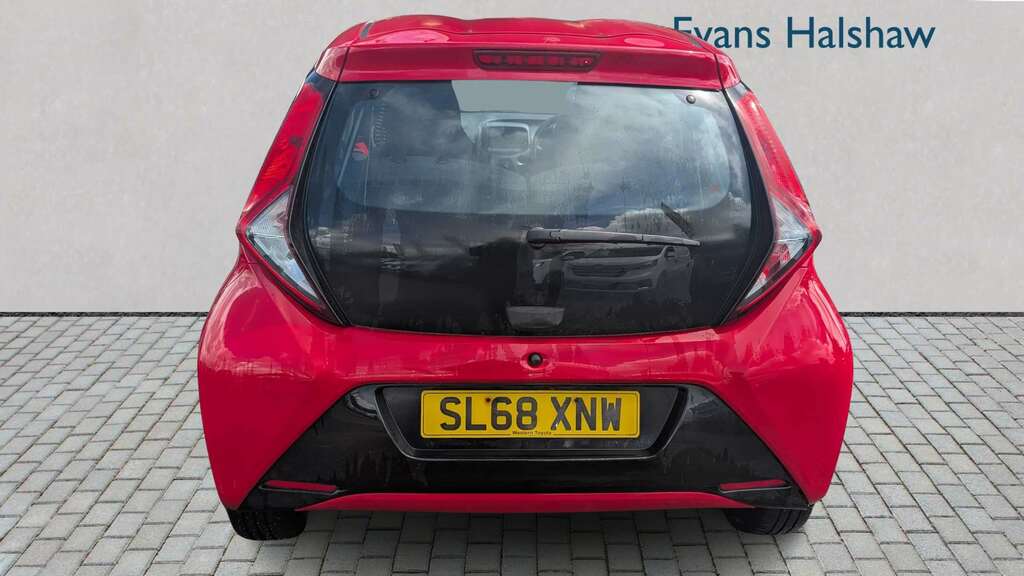 Toyota Aygo 1.0 Vvt-i X-play 2018 SL68XNW Red #2