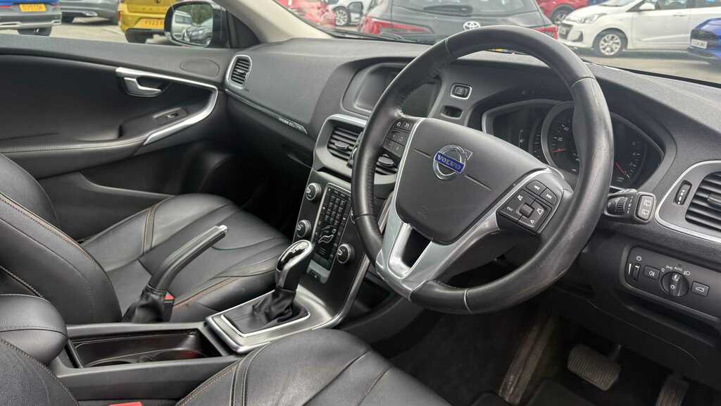 Volvo V40 Cross Country D2 120 Cross Country Lux Geartronic 2016 YY16JVO Black #6
