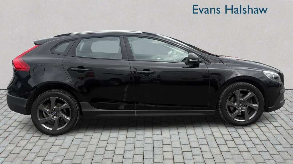 Volvo V40 Cross Country D2 120 Cross Country Lux Geartronic 2016 YY16JVO Black #3