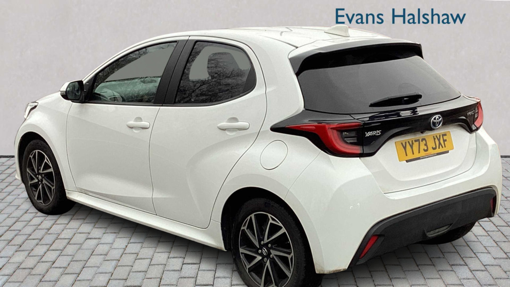 Toyota Yaris 1.5 Hybrid Design Cvt 2023 White #4