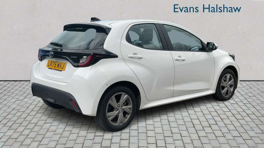 Toyota Yaris 1.5 Hybrid Icon Cvt 2025 LR75WVJ White #2