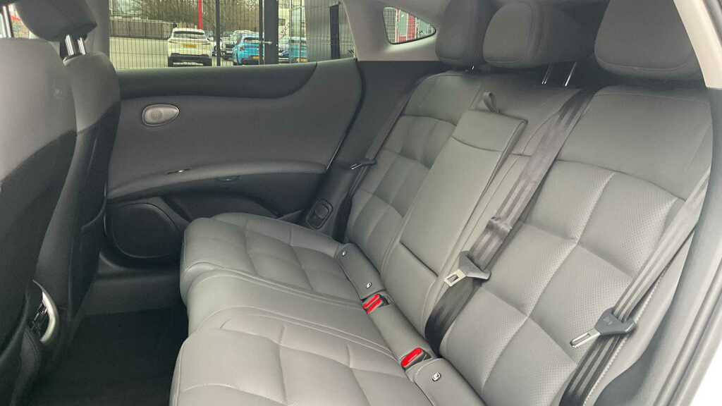 MG IM5 75Kwh Standard Range Saloon Blue #15