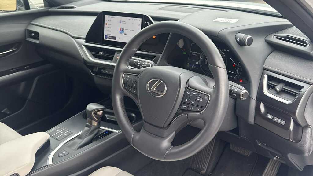 Lexus UX 250H 2.0 F-sport Design Cvt 2023 White #3