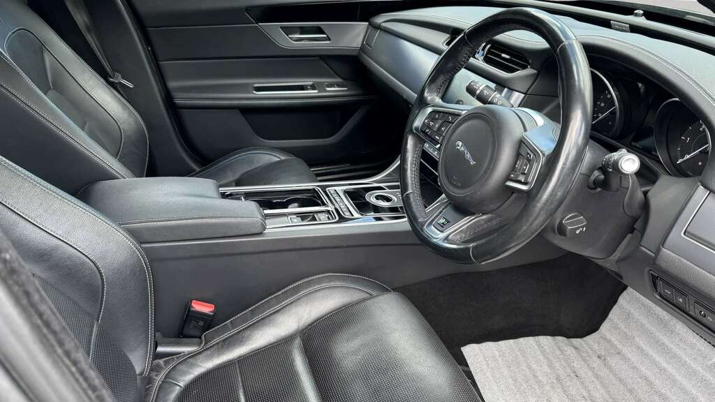 Jaguar XF 2.0D 180 R-sport 2015 Grey #2
