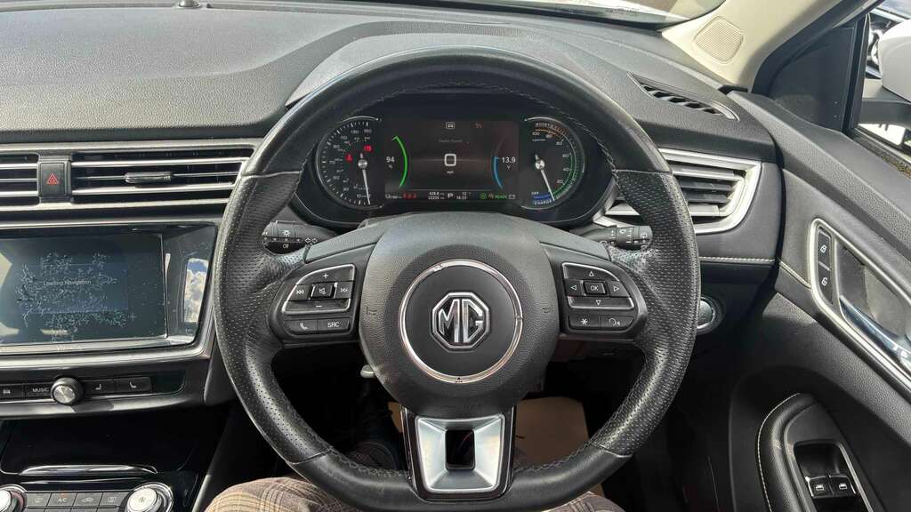 MG MG5 Exclusive White #26