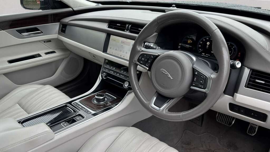 Jaguar XF 2.0D 180 Portfolio 2020 Black