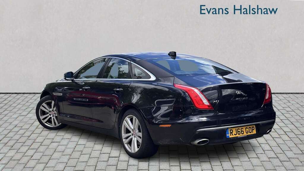 Jaguar XJ 3.0D V6 Premium Luxury 2016 Black #2