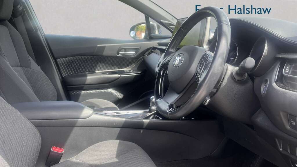 Toyota C-Hr 1.8 Hybrid Red Edition Cvt 2018 Red #3