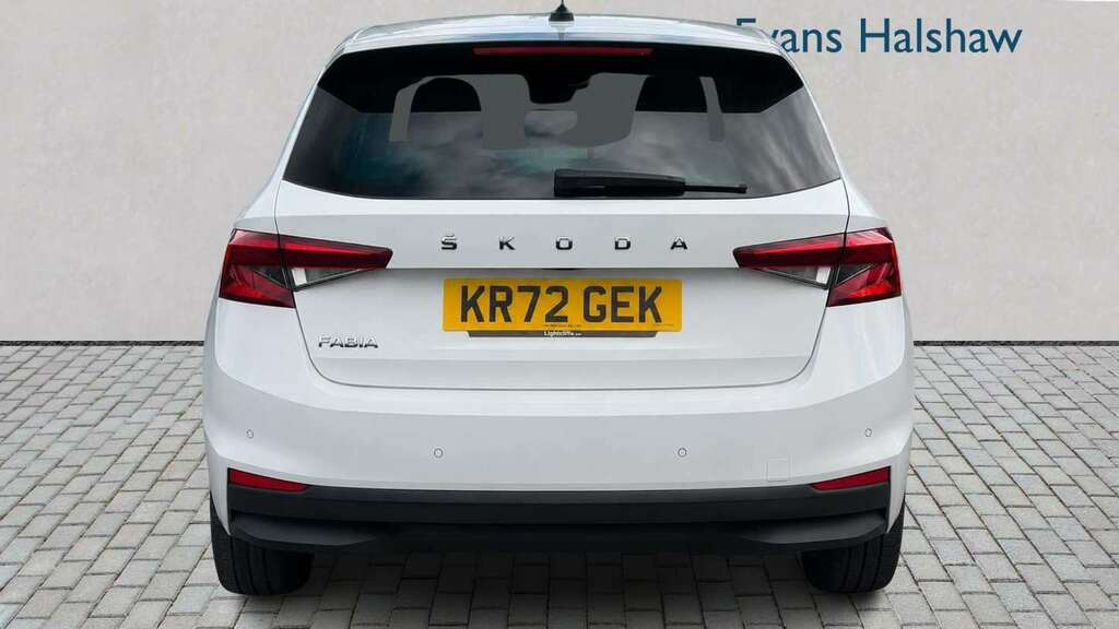 Skoda Fabia 1.0 Tsi Colour Edition 2023 White #4