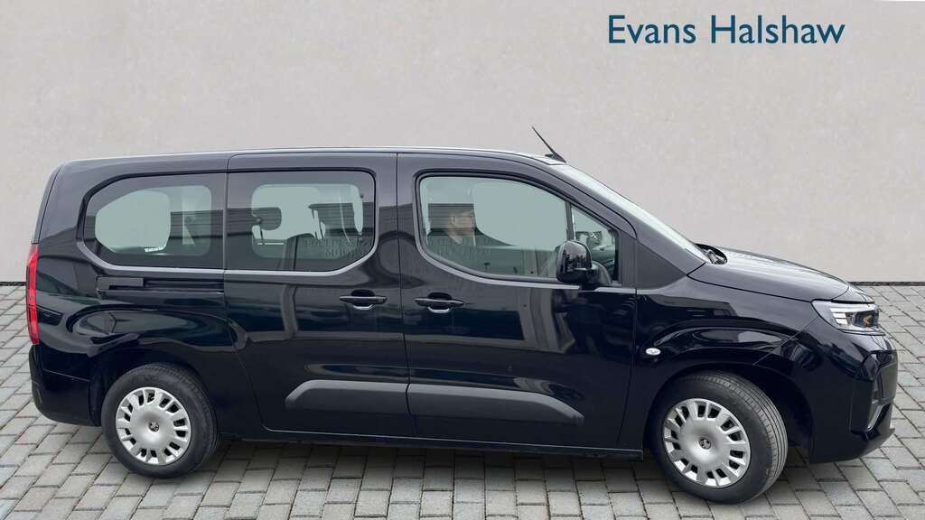 Vauxhall Combo-e Life 100Kw Design XL 52Kwh 7 Seat 2024 Black #3