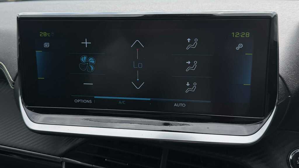 Peugeot e-208 Allure Premium Black #10