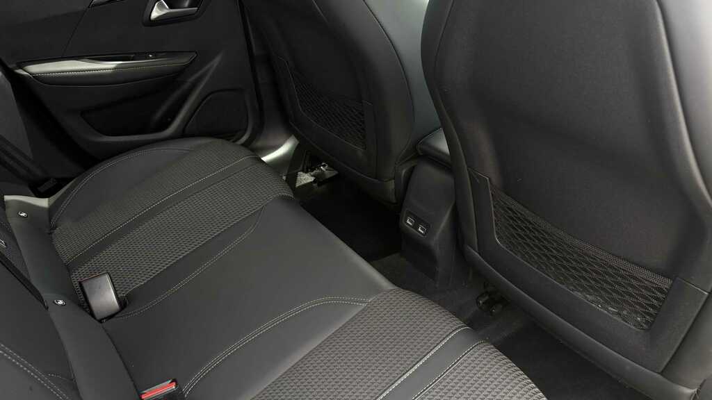 Peugeot e-208 Allure Premium Black #12