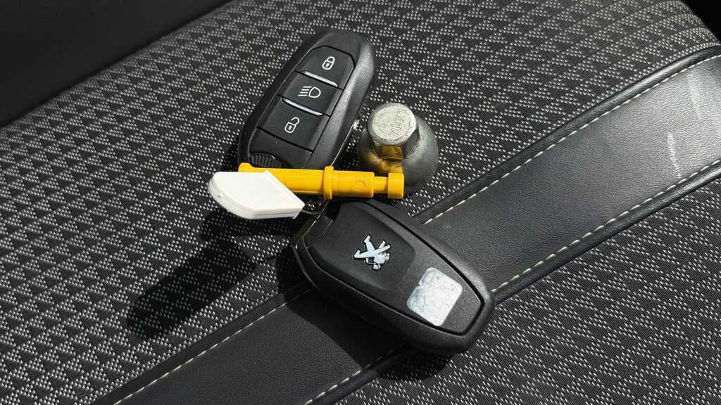 Peugeot e-208 Allure Premium Black #15