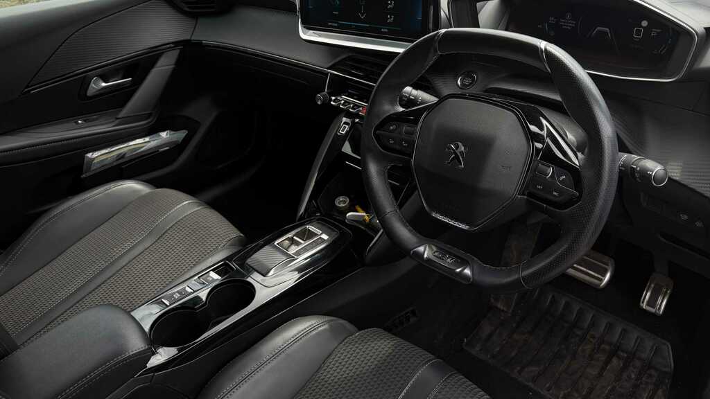Peugeot e-208 Allure Premium Black #8