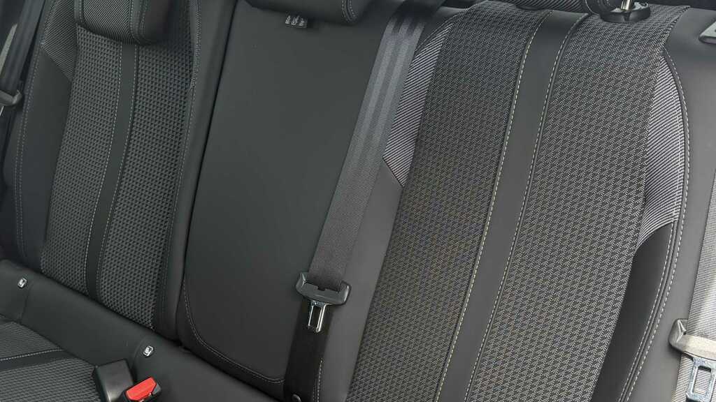 Peugeot e-208 Allure Premium Black #14
