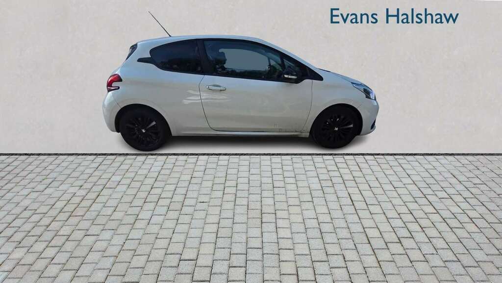 Peugeot 208 Black Edition White #1