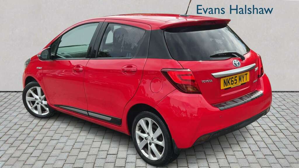 Toyota Yaris 1.5 Hybrid Sport Cvt 2015 Red #2
