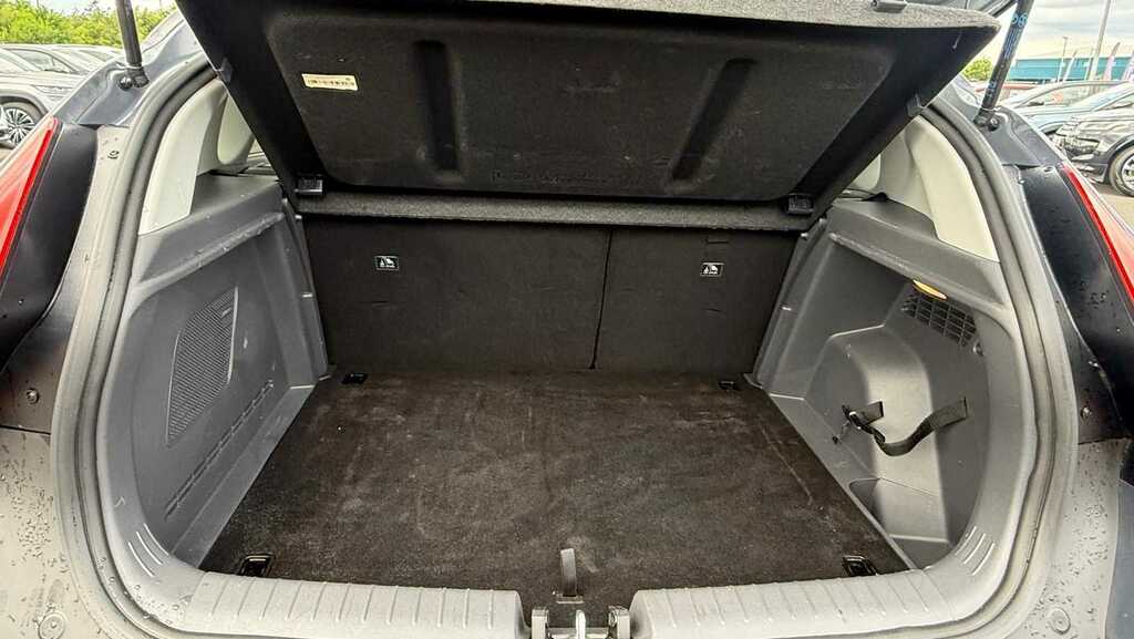 Hyundai Bayon Premium White #9
