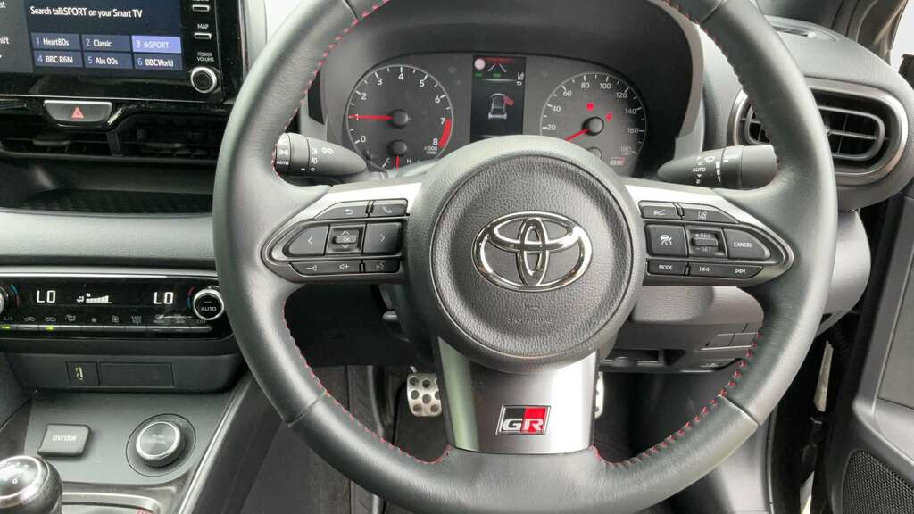 Toyota Yaris Icon White #9