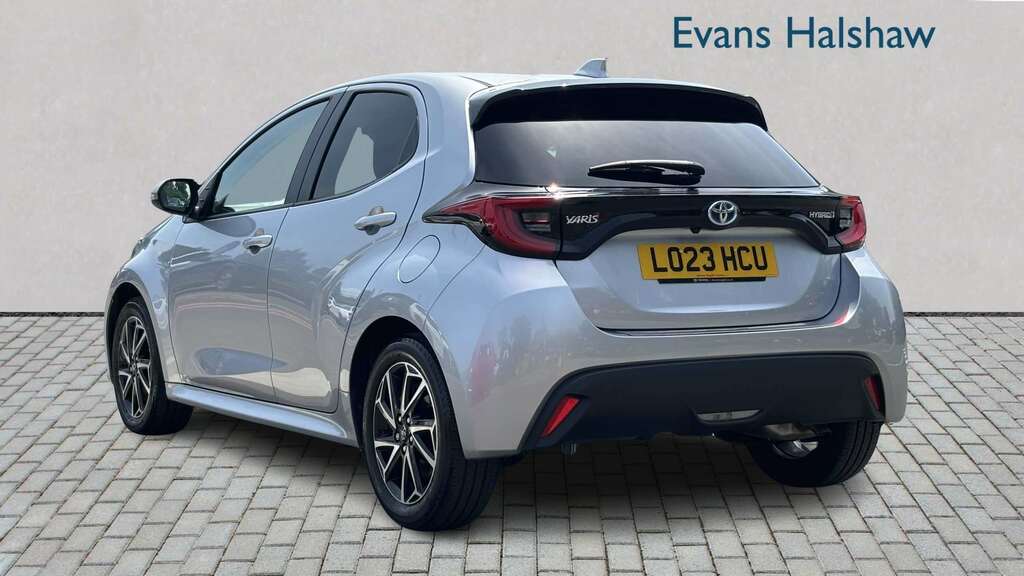 Toyota Yaris 1.5 Hybrid Design Cvt 2023 Grey #2