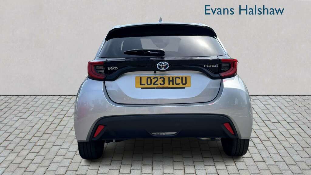 Toyota Yaris 1.5 Hybrid Design Cvt 2023 Grey #4