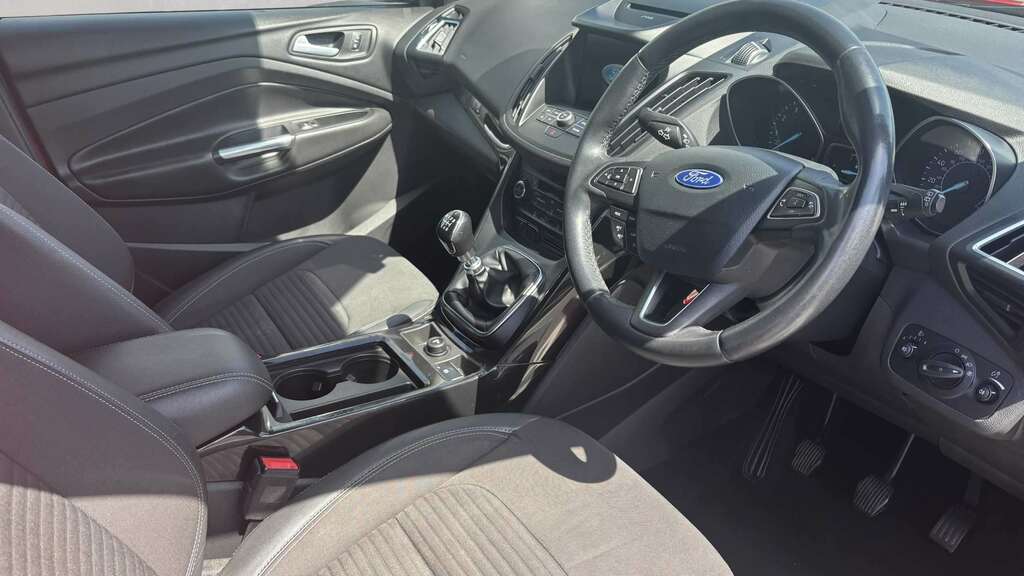 Ford Kuga 1.5 Ecoboost Titanium Edition 2Wd 2019 Red #3