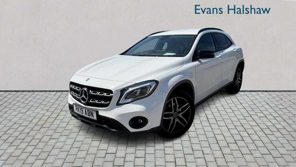 Mercedes-Benz GLA Class 180 Urban Edition 2019 White #2
