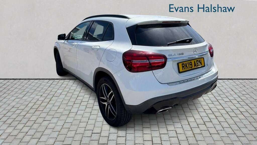 Mercedes-Benz GLA Class 180 Urban Edition 2019 White #4