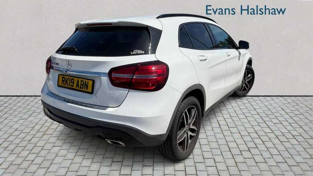 Mercedes-Benz GLA Class 180 Urban Edition 2019 White #3