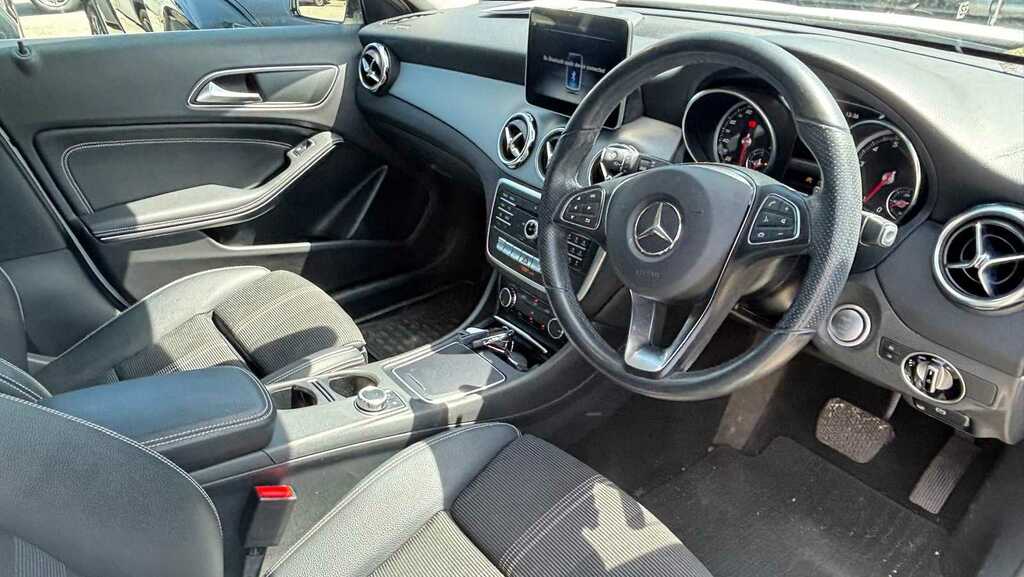 Mercedes-Benz GLA Class 180 Urban Edition 2019 White #6