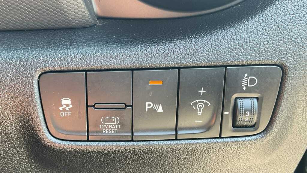 Hyundai Kona Premium Ev White #16