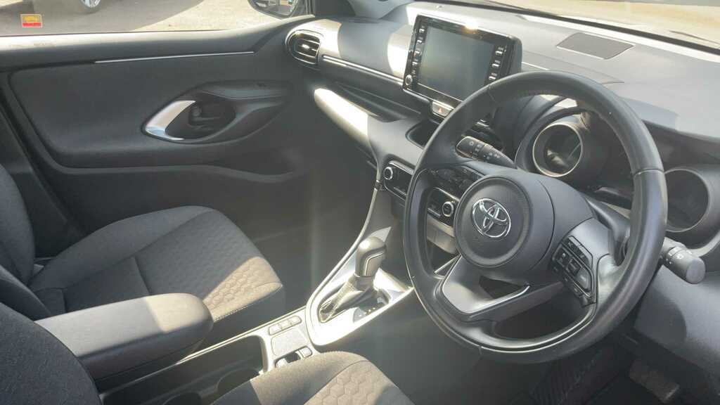Toyota Yaris 1.5 Hybrid Design Cvt 2021 Black #4