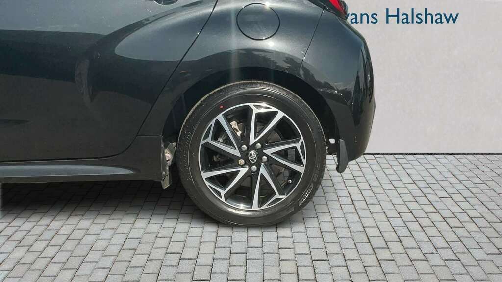Toyota Yaris 1.5 Hybrid Design Cvt 2021 Black #3