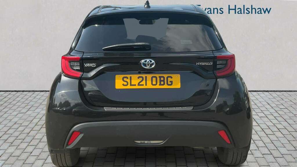 Toyota Yaris 1.5 Hybrid Design Cvt 2021 Black #2