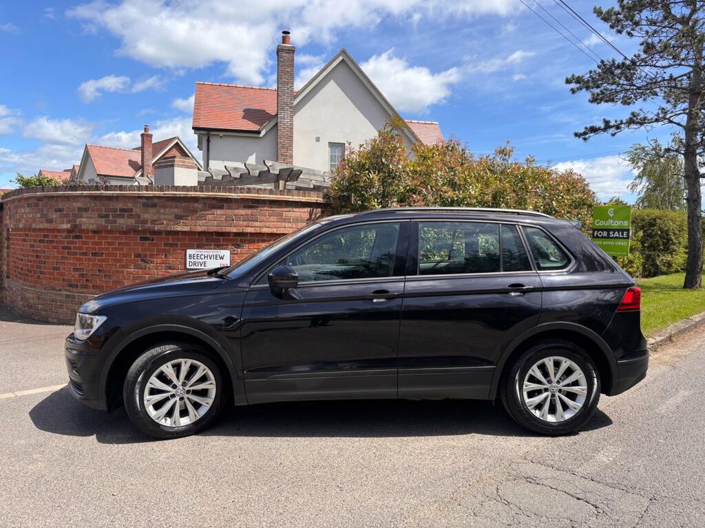 Volkswagen Tiguan S Black #4
