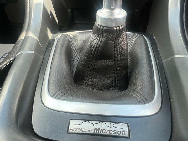Ford Mondeo Hatchback Black #28