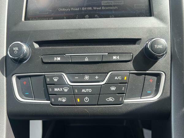 Ford Mondeo Hatchback Black #25