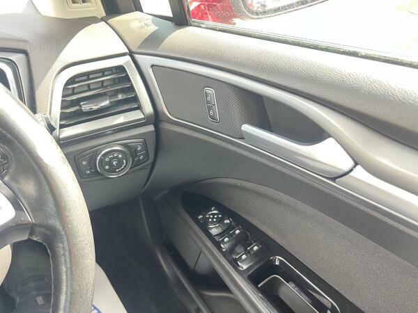 Ford Mondeo Hatchback Black #30