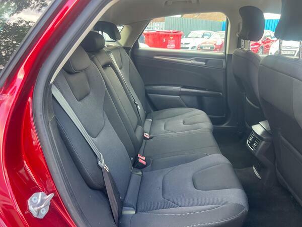 Ford Mondeo Hatchback Black #12