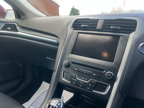 Ford Mondeo Hatchback Black #15