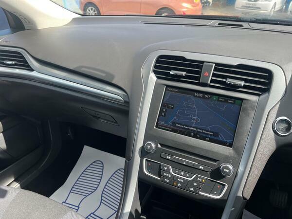Ford Mondeo Hatchback Black #18
