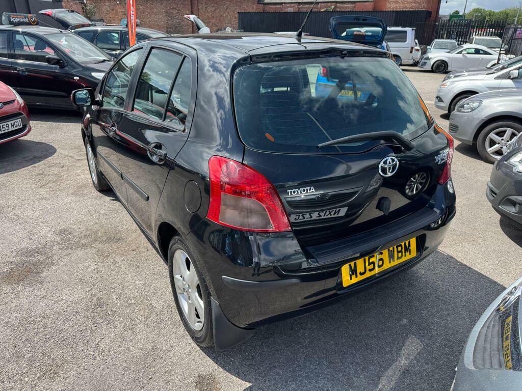 Toyota Yaris 1.0 Vvt-i T2 Black #4