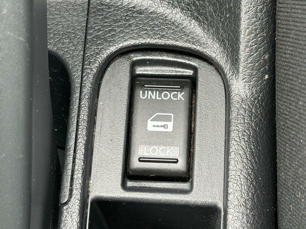 Nissan Note Hatchback 1.6 16V N-tec Euro 5 201111 Red #20